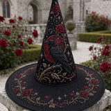 Handgefertigter gesteppter Hexenhut – Schwarze Rosen und Rabe im viktorianischen Stil