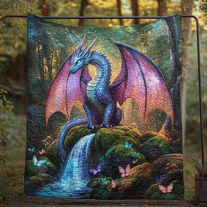 Steppdecke mit Drache am Wasserfall
