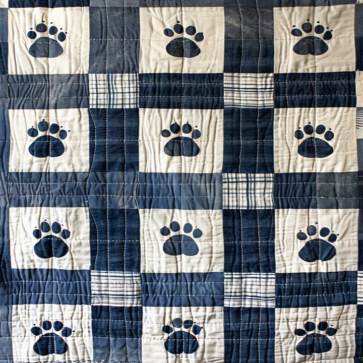 Patchwork-Steppdecke mit Pfoten in Marineblau