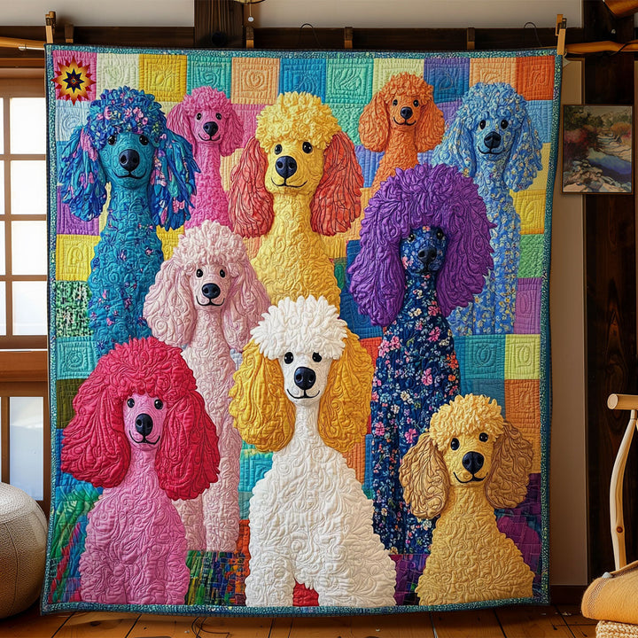 Steppdecke mit bunten Pudeln