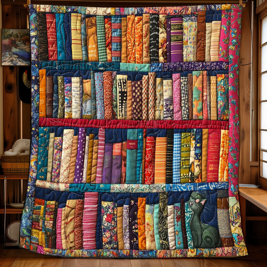 Steppdecke mit Bücherregal und versteckter Katze