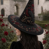Handgefertigter gesteppter Hexenhut – Schwarze Rosen und Rabe im viktorianischen Stil