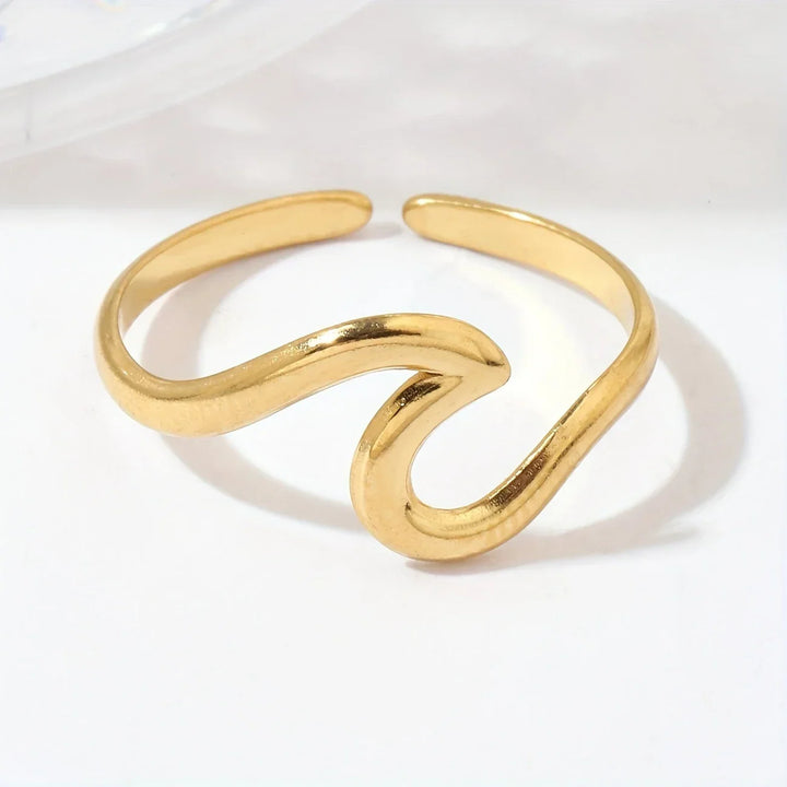 Goldring mit Wellenmuster