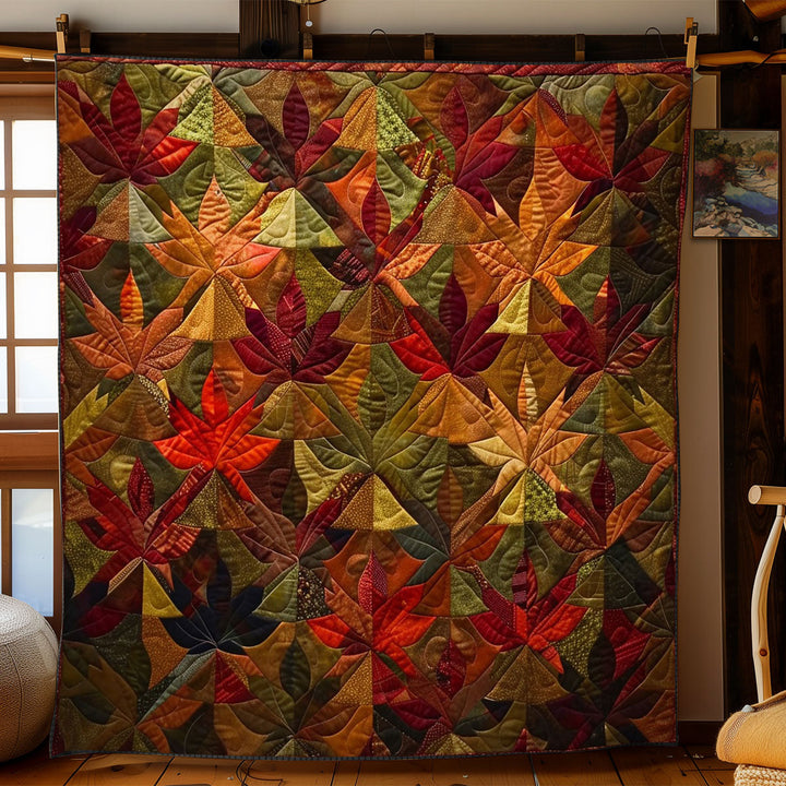 Steppdecke mit Ahornblättern in Herbstfarben