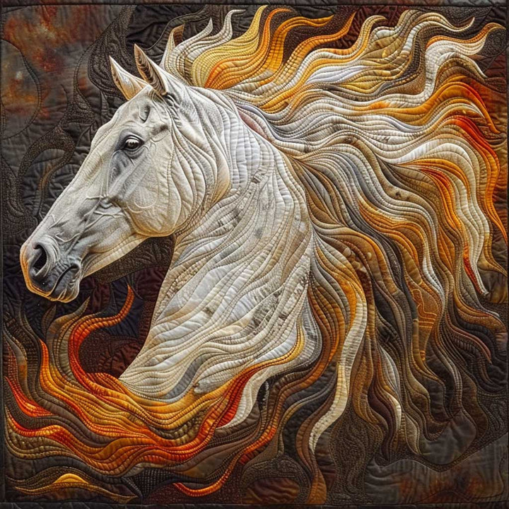 Steppdecke mit weißem Pferd und Feuermähne
