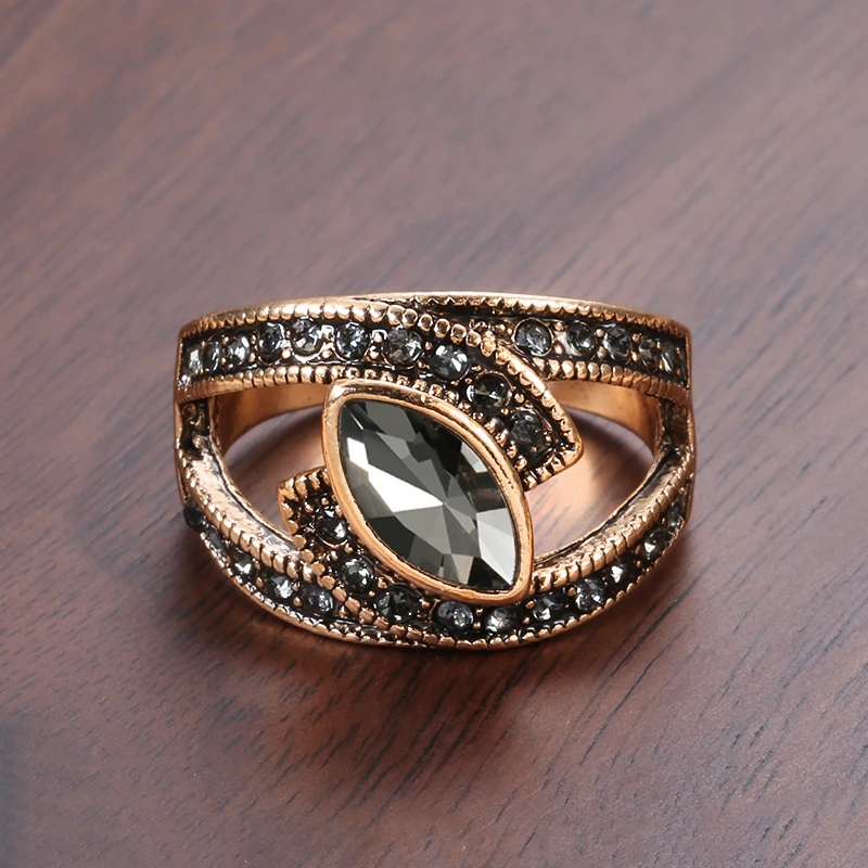 Ring mit schwarzem Stein