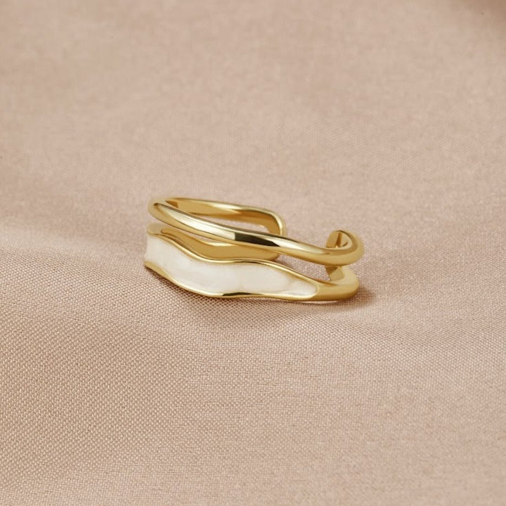 Goldring mit weißer Emaille