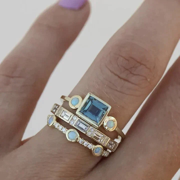 Silberring mit blauem Kristall