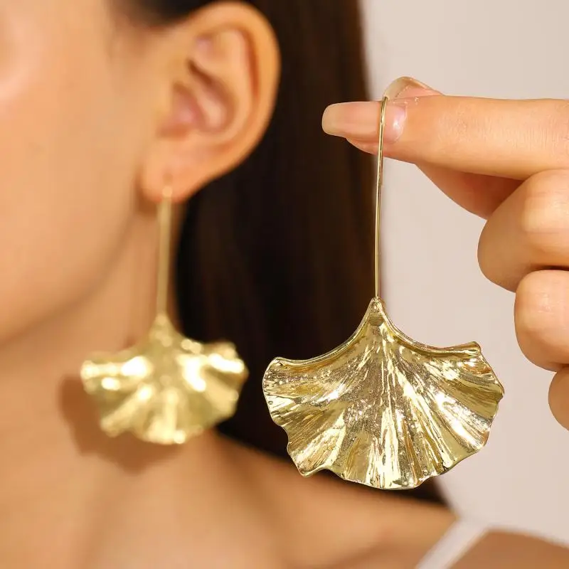 Ohrringe mit goldenen Blüten