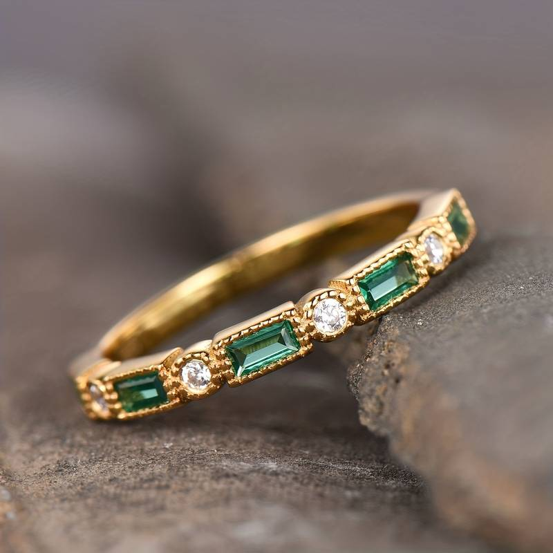 Ring mit grünen Steinen