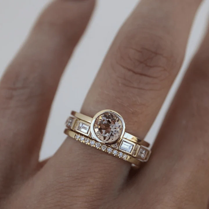 Goldring mit Kristallen