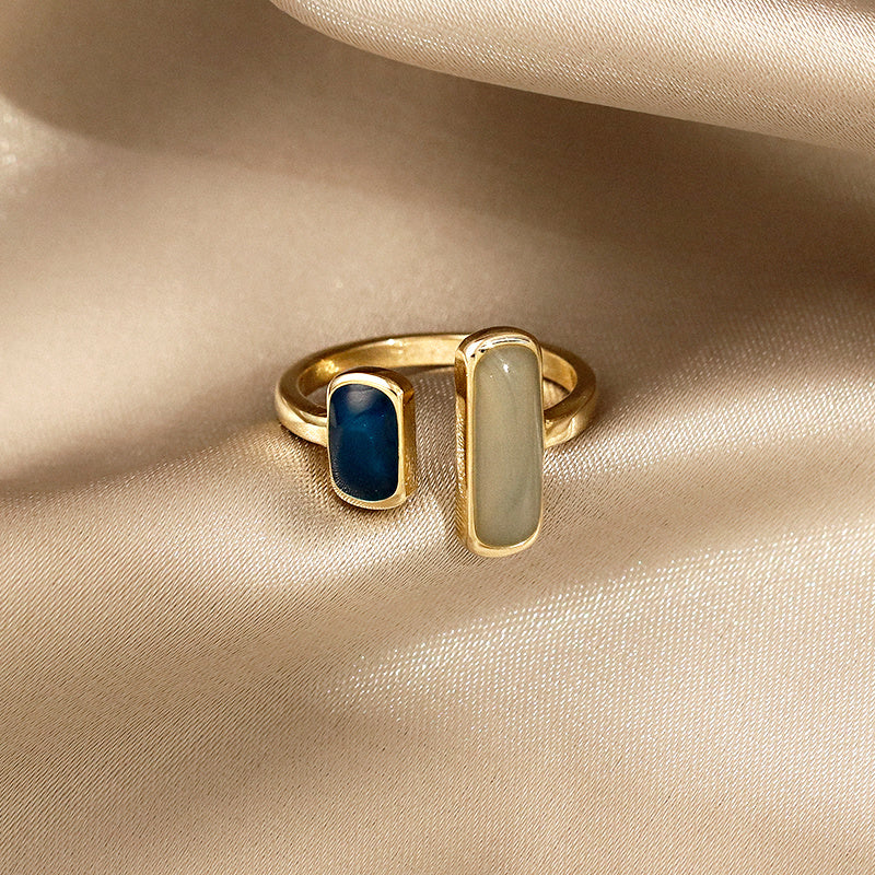 Goldring mit blauem Opal