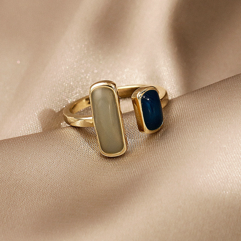 Goldring mit blauem Opal