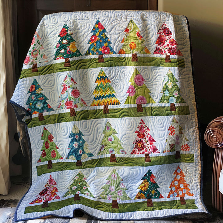 Weihnachts-Steppdecke mit bunten Tannenbäumen