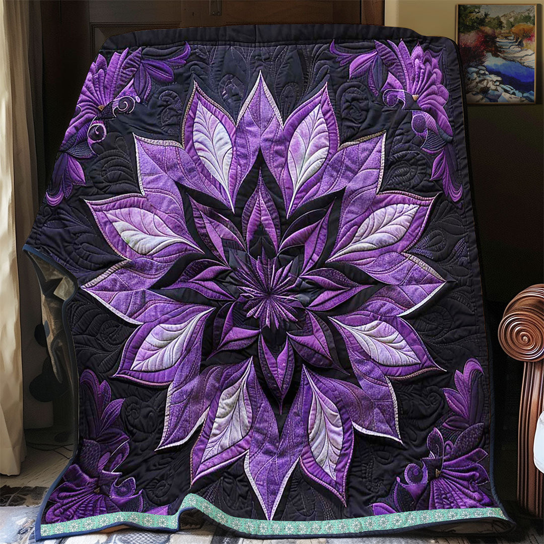 Steppdecke mit violetter Blütenrosette