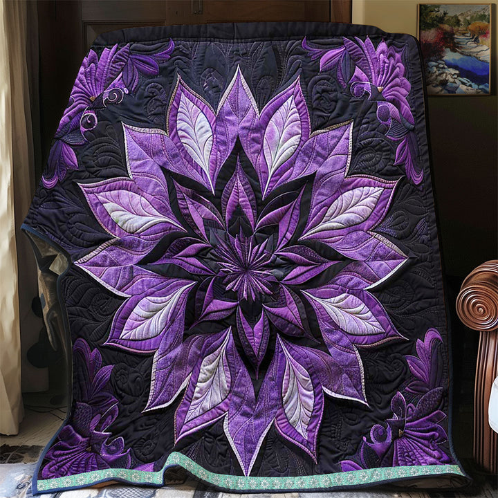 Steppdecke mit violetter Blütenrosette