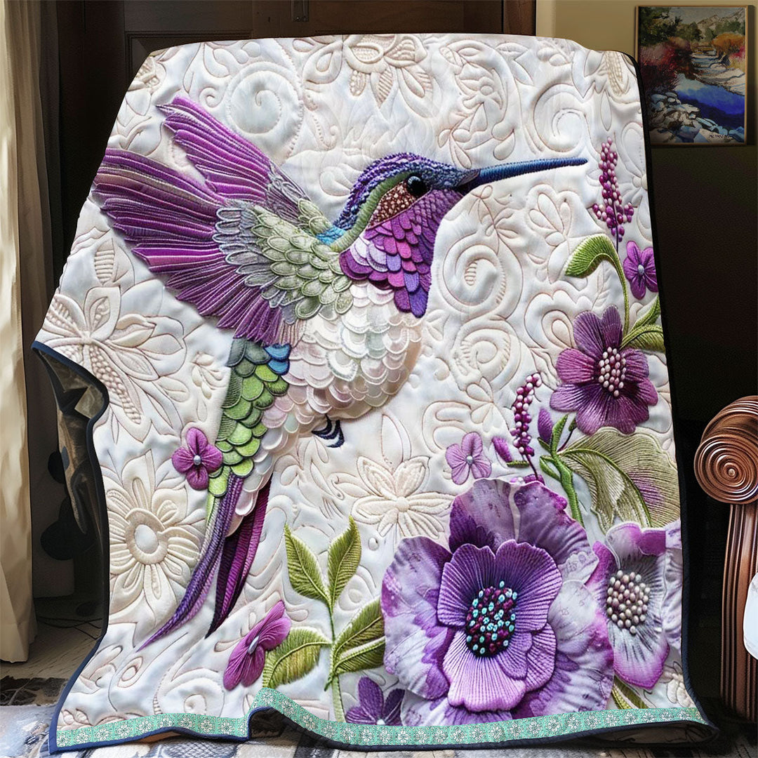Steppdecke mit lila Kolibri auf Weiß