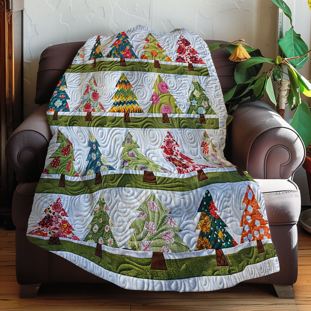 Weihnachts-Steppdecke mit bunten Tannenbäumen