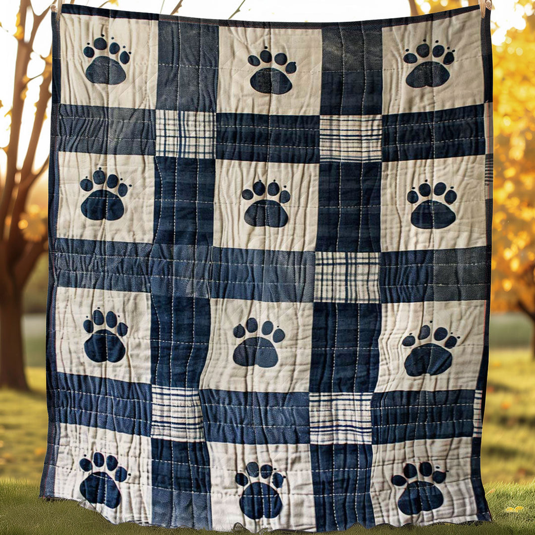 Patchwork-Steppdecke mit Pfoten in Marineblau