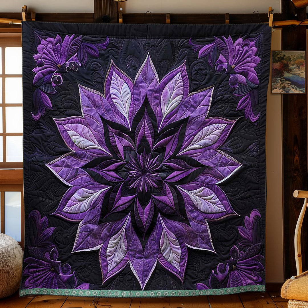 Steppdecke mit violetter Blütenrosette
