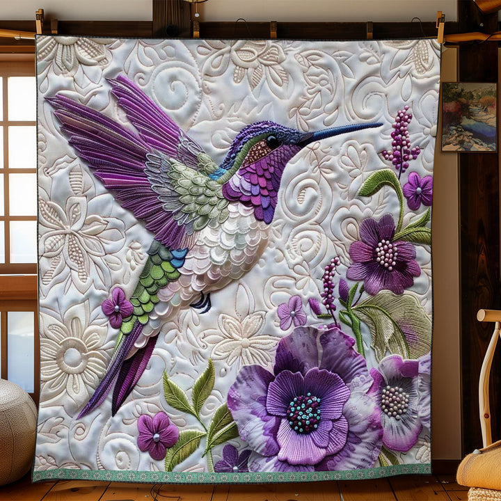 Steppdecke mit lila Kolibri auf Weiß