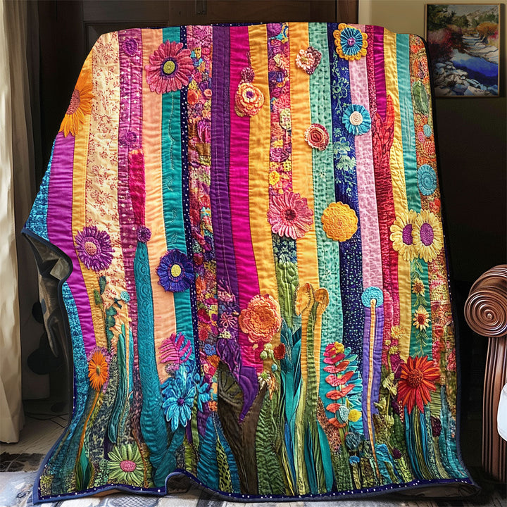 Steppdecke mit bunten Streifen und Blüten