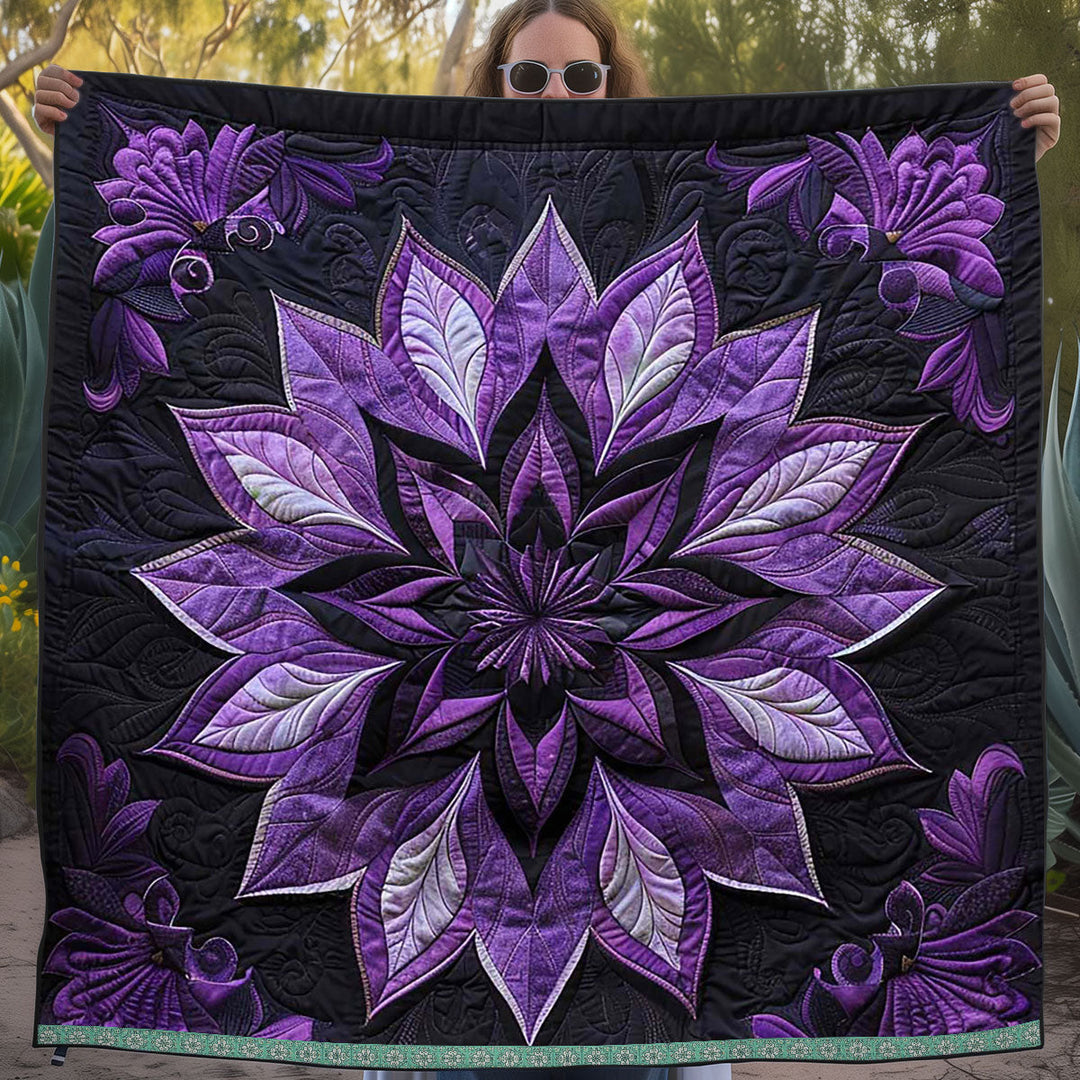 Steppdecke mit violetter Blütenrosette