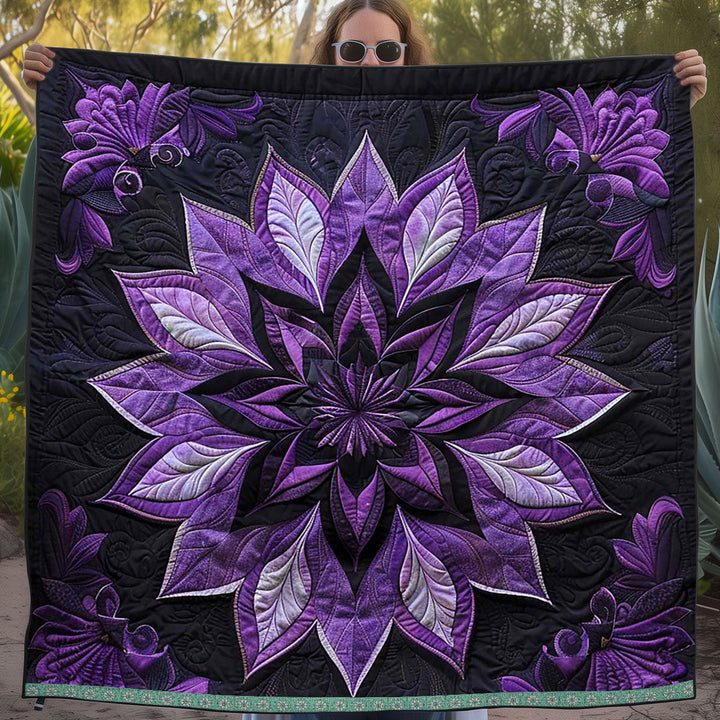 Steppdecke mit violetter Blütenrosette