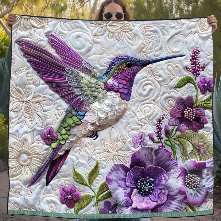 Steppdecke mit lila Kolibri auf Weiß