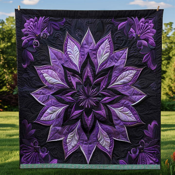 Steppdecke mit violetter Blütenrosette