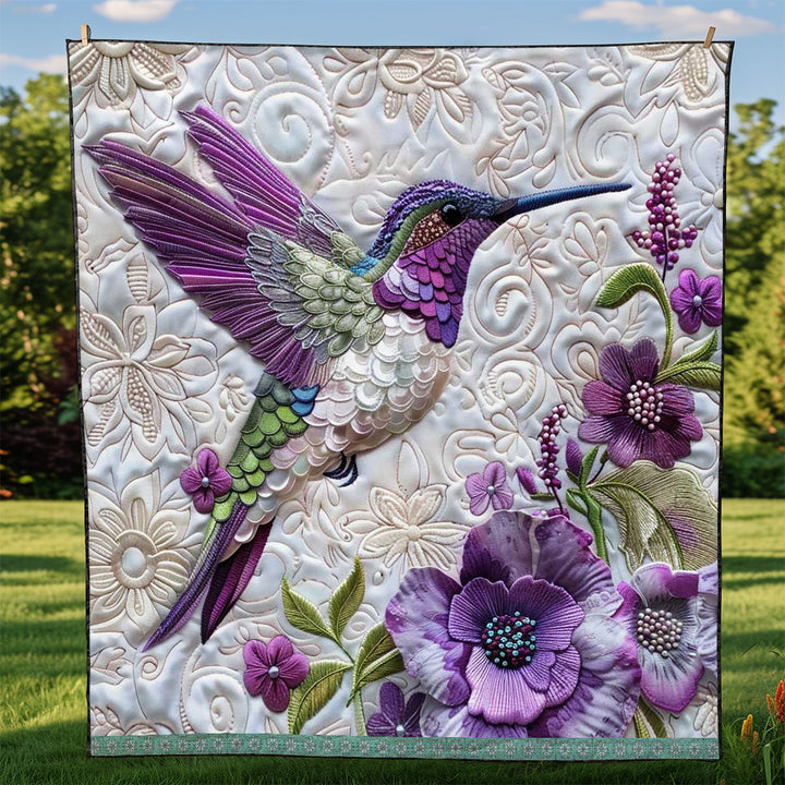 Steppdecke mit lila Kolibri auf Weiß