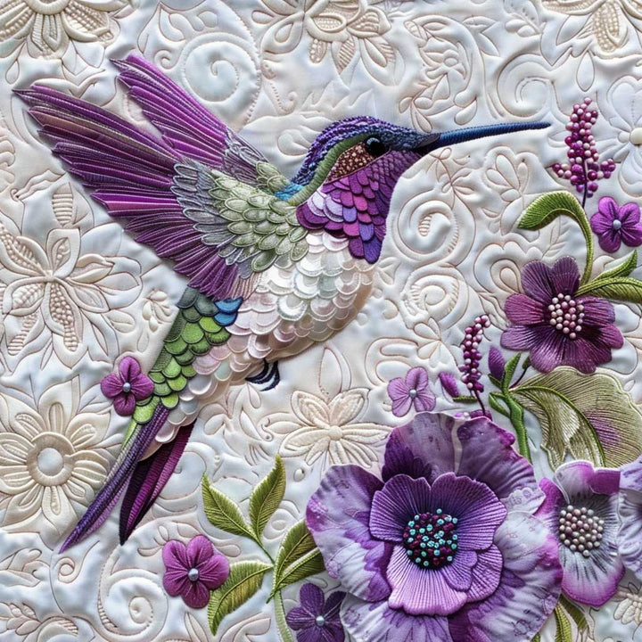 Steppdecke mit lila Kolibri auf Weiß